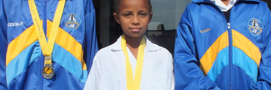 Vlnr is Gansbaai PrimÃªr se 3 landloopatlete wat tydens die Boland Landloop Kampioenskappe goed gevaar het en in die Bolandspan opgeneem is: German Lewis (2de in 2km, o/12), Vasti Pietersen (2de in 2km, o/9) en Azadia Ward (4de in 4km, o/13). Hulle sal nou aan die WP Landloop Kampioenskappe van 29/30/31 Augustus saam met die Bolandspan deelneem.